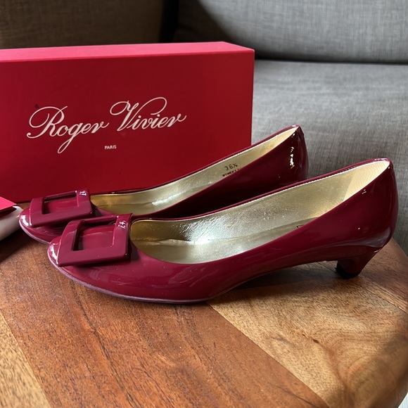 Auth Roger Vivier Classic pump 36.5